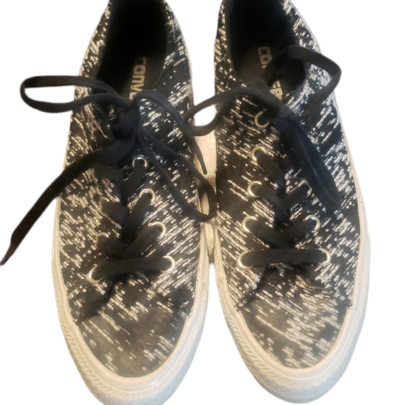 Converse Shoes - LAST CALL... Converse sz 6
